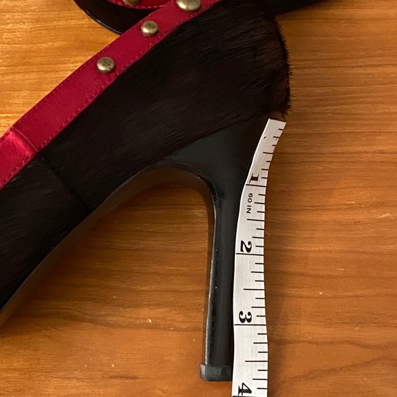 Black leather (“pony hair”) pointy toed high heeled pumps Size 7.5M. - Picture 5 of 11